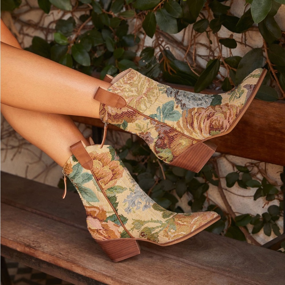 NWT Vintage Floral jacquard tapestry western Boot- vegan leather New Kaiya boots